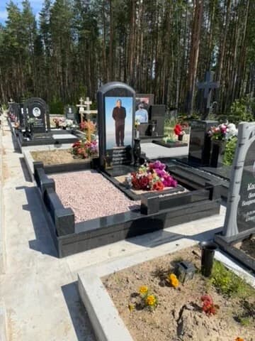Мемориальный комплекс с гранитным цоколем