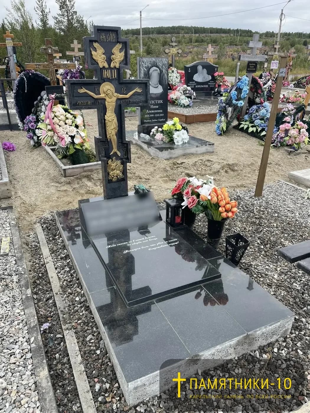 Резной памятник на гранитной площадке